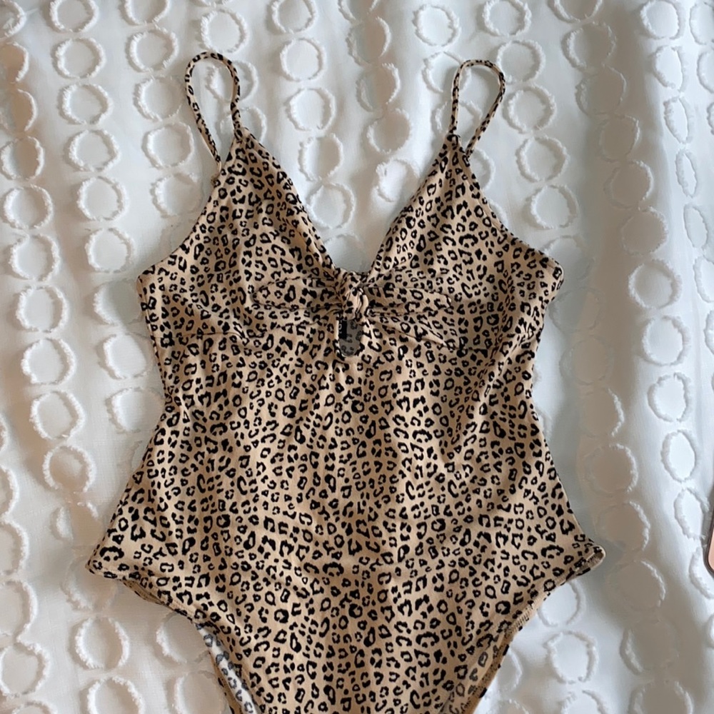 Keyhole front leopard print bodysuit